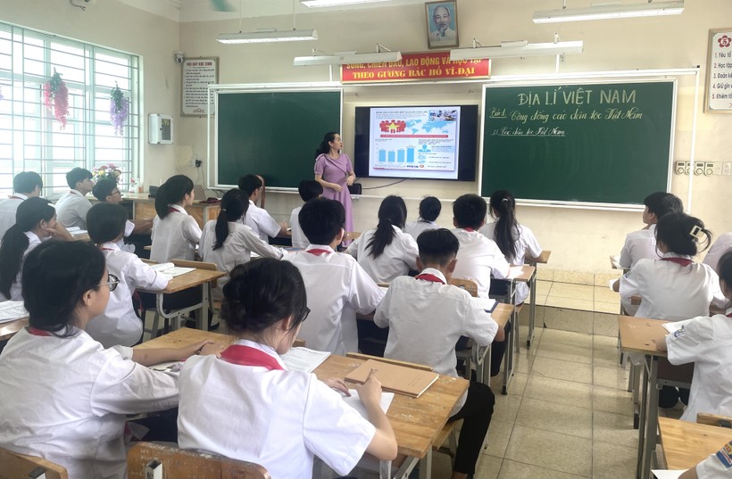 Giờ học về Địa lý trực quan, tương tác giữa giáo viên và học sinh tại Trường THCS Ngô Quyền (TP Cẩm Phả).