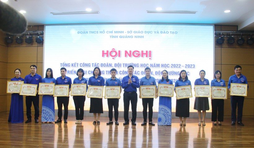 Bí thư Tỉnh Đoàn Quảng Ninh Hoàng Văn Hải trao tặng bằng khen của Ban Chấp hành Tỉnh Đoàn cho các cá nhân có thành tích xuất sắc trong công tác Đoàn và phong trào thanh niên năm học 2022 - 2023.