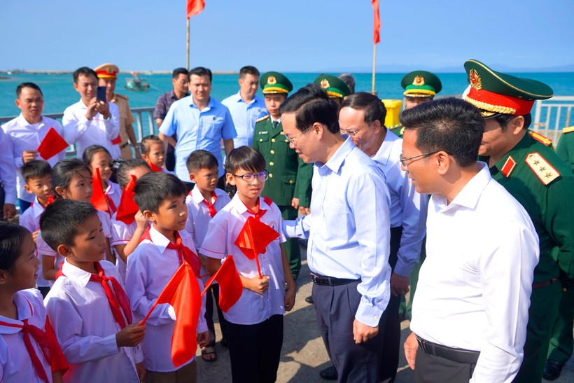 Chủ tịch nước Võ Văn Thưởng nói chuyện với học sinh huyện đảo Cô Tô.