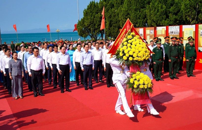 Chủ tịch nước Võ Văn Thưởng dâng hoa, dâng hương Chủ tịch Hồ Chí Minh tại Di tích Quốc gia Đặc biệt Khu Lưu niệm Chủ tịch Hồ Chí Minh ở huyện Cô Tô (Quảng Ninh). 