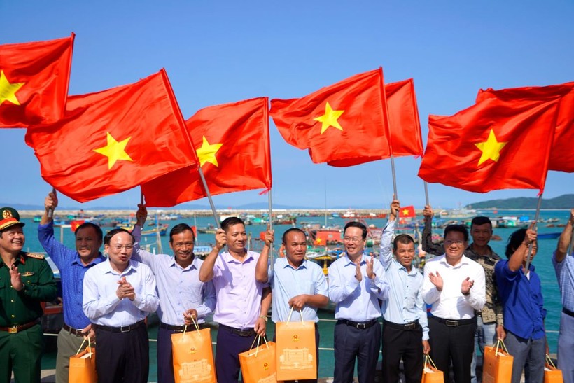 Chủ tịch nước Võ Văn Thưởng tặng cờ Tổ quốc cho ngư dân tại khu neo đậu tránh trú bão, huyện đảo Cô Tô.