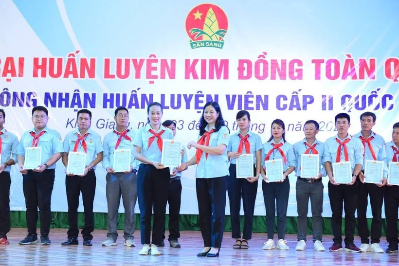 Cô giáo Tô Thị Kiều Linh (hàng đầu bên trái) được công nhận huấn luyện viên cấp II của Hội đồng Đội TW.