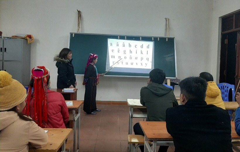 Hai giáo viên đứng lớp để hỗ trợ nhau.