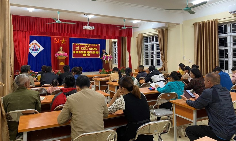 Huyện Tiên Yên khai giảng lớp học xóa mù chữ hồi tháng 10/2023.