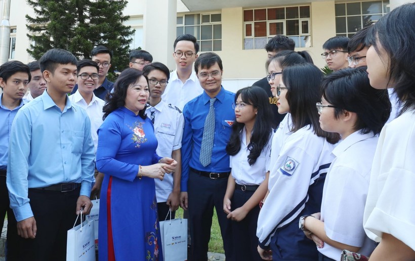 Thứ trưởng Ngô Thị Minh chúc mừng các tác giả đoạt giải "Tri thức trẻ vì giáo dục" năm 2020.