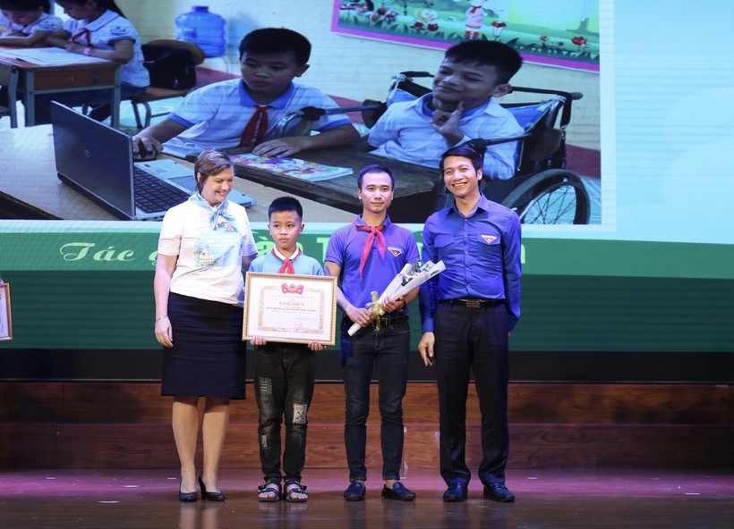  Ban Tổ chức trao giải nhất cuộc thi ảnh "Việc tốt vì trẻ em"