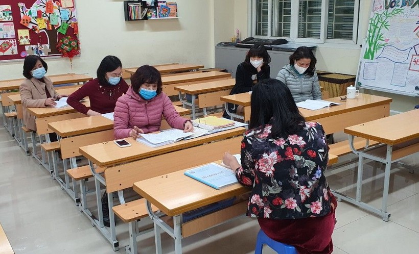 Tổ chuyên môn trường tiểu học Nguyễn Du họp triển khai dạy học trực tuyến.