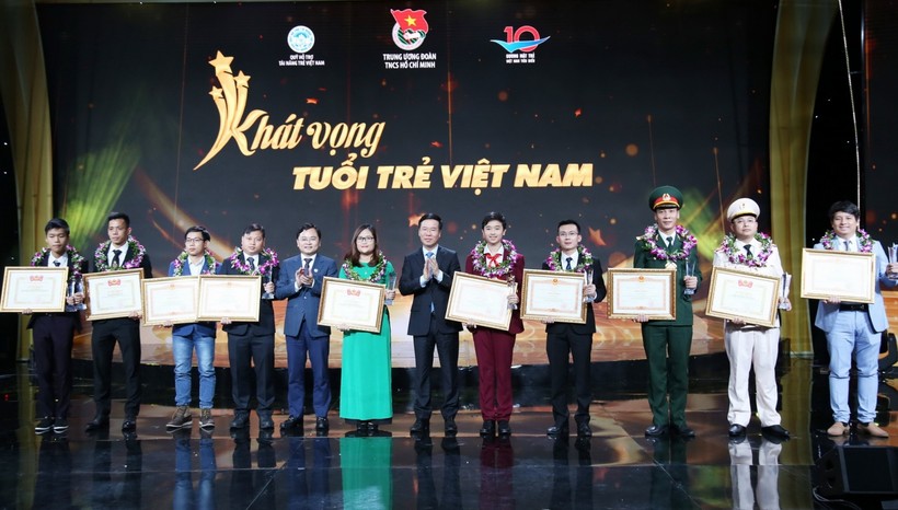 Thường trực Ban Bí thư Võ Văn Thưởng cùng bí thư thứ nhất Trung ương Đoàn Nguyễn Anh Tuấn trao tặng giải thưởng cho Gương mặt trẻ Việt Nam tiêu biểu.