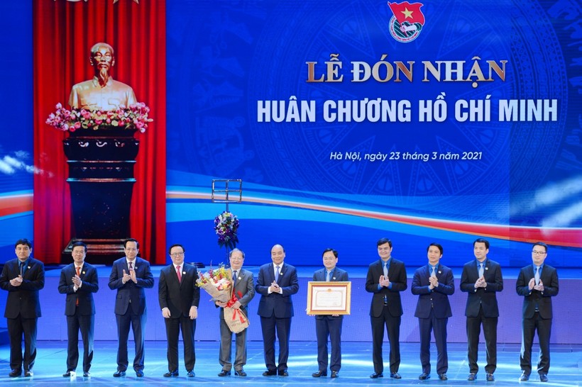 Thủ tướng Chính phủ Nguyễn Xuân Phúc trao tặng Huân chương Hồ Chí Minh, phần thưởng cao quý của Đảng, Nhà nước cho Đoàn TNCS Hồ Chí Minh