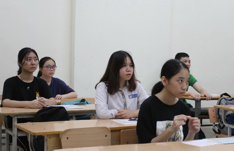 Học sinh thi vào lớp 10 THPT ở Hà Nội năm học 2020-2021