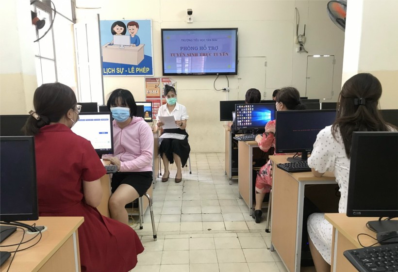 Trường Tiểu học Tân Mai (quận Hoàng Mai) hỗ trợ CMHS đăng kí tuyển sinh đầu cấp sáng 12/7.