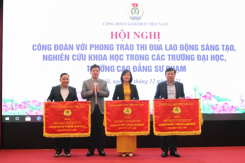 Chủ tịch Công đoàn Giáo dục Việt Nam tặng cờ thi đua cho các đơn vị xuất sắc