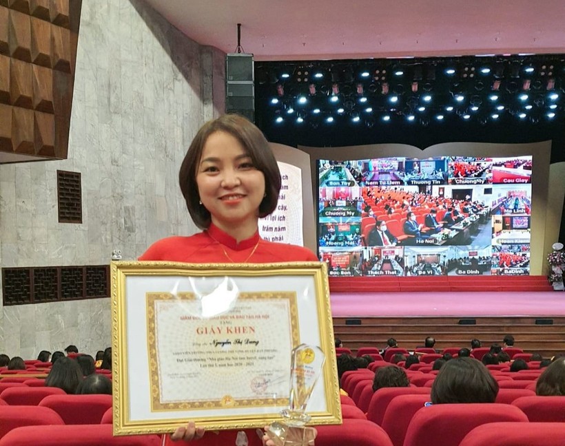 Cô Nguyễn Thị Dung nhận giải thưởng nhà giáo Hà Nội tâm huyết sáng tạo năm 2021