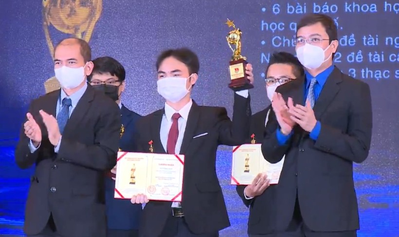 Các tài năng trẻ nhận Giải thưởng Khoa học công nghệ Quả cầu Vàng năm 2021. 