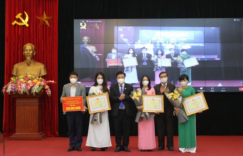 Thứ trưởng Bộ GD&ĐT Nguyễn Hữu Độ trao bằng khen cho các tác giả đạt giải.