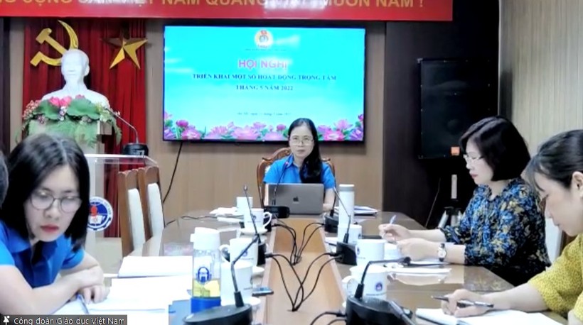 Bà Nguyễn Thị Bích Hợp - Phó chủ tịch Công đoàn Giáo dục Việt Nam chủ trì hội nghị