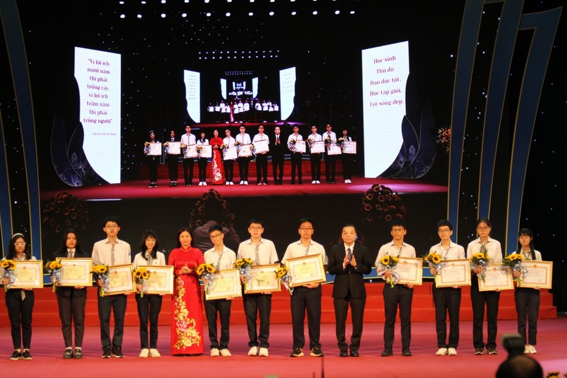Lãnh đạo thành phố Hà Nội tặng bằng khen cho các học sinh xuất sắc