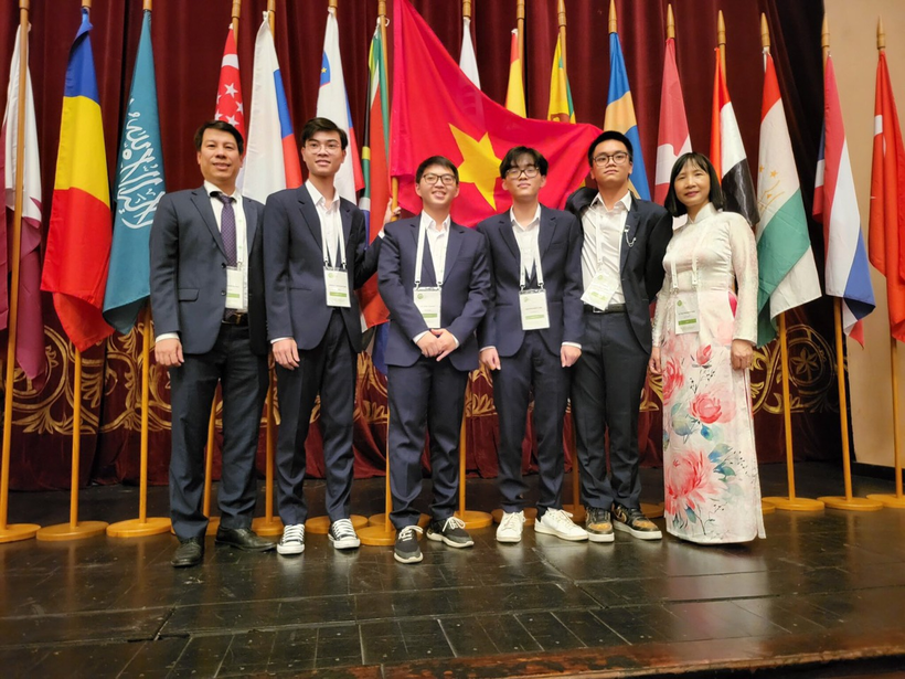 Đoàn học sinh Việt Nam tham dự IBO 2022