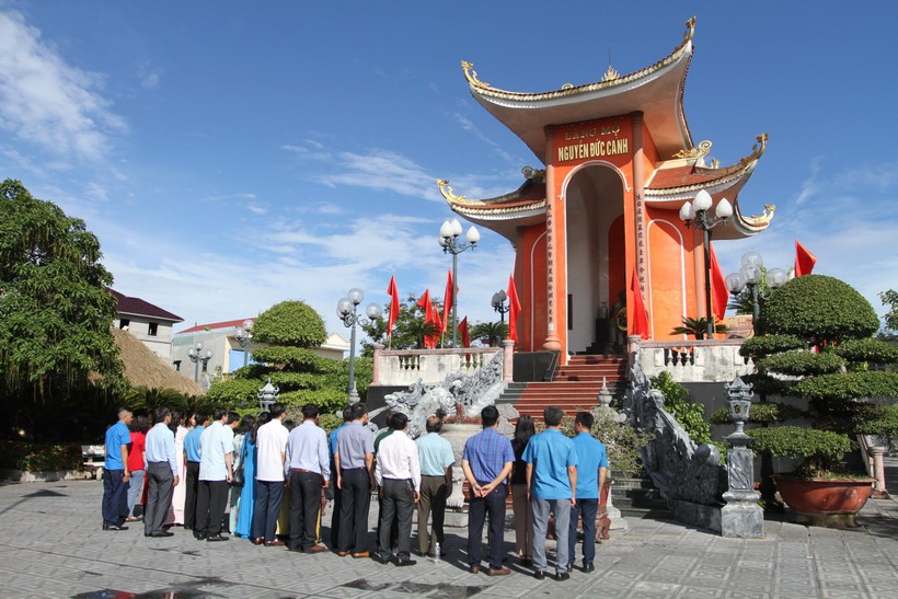 Đoàn công tác thắp hương tưởng niệm liệt sỹ Nguyễn Đức Cảnh