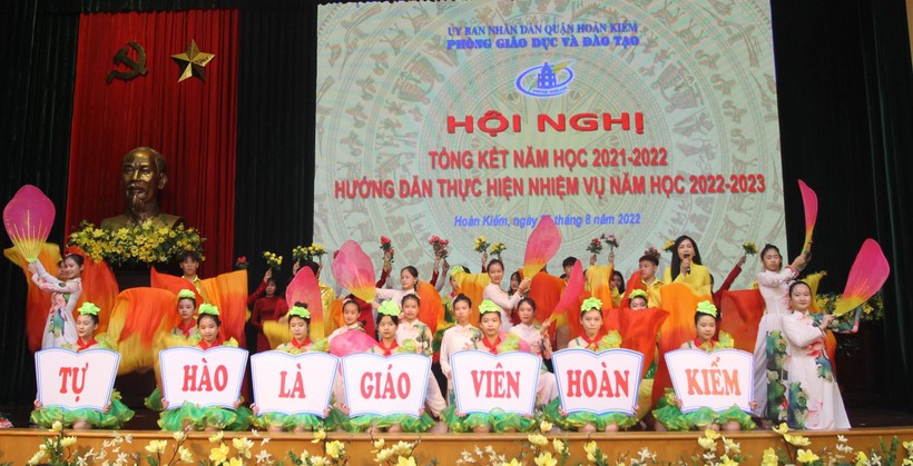 Tiết mục văn nghệ do giáo viên, học sinh quận Hoàn Kiếm biểu diễn.