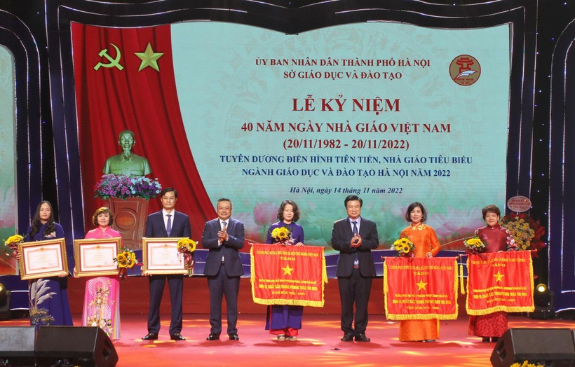 Thứ trưởng Nguyễn Hữu Độ và Chủ tịch UBND TP Hà Nội Trần Sỹ Thanh trao Cờ thi đua xuất sắc của Chính phủ và bằng khen của Thủ tướng Chính phủ cho các tập thể, cá nhân