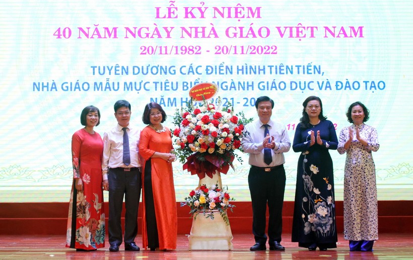 Thứ trưởng Nguyễn Hữu Độ tặng hoa chúc mừng ngành GD-ĐT quận Đống Đa