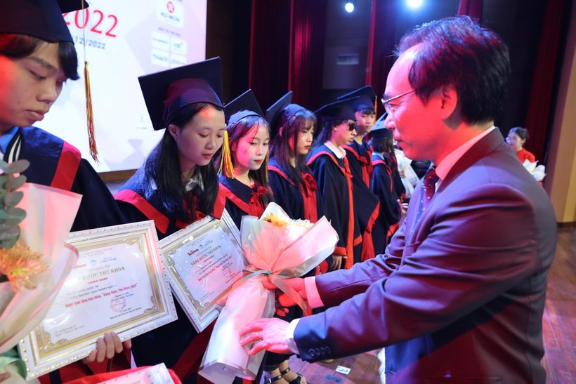 Thứ trưởng Bộ GD&ĐT Hoàng Minh Sơn trao học bổng cho các thủ khoa