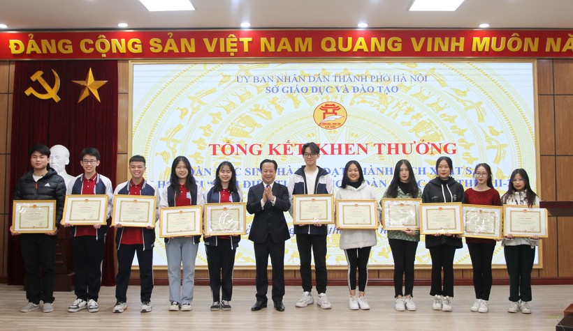 Giám đốc Sở GD&ĐT Hà Nội Trần Thế Cương tặng giấy khen cho các học sinh.