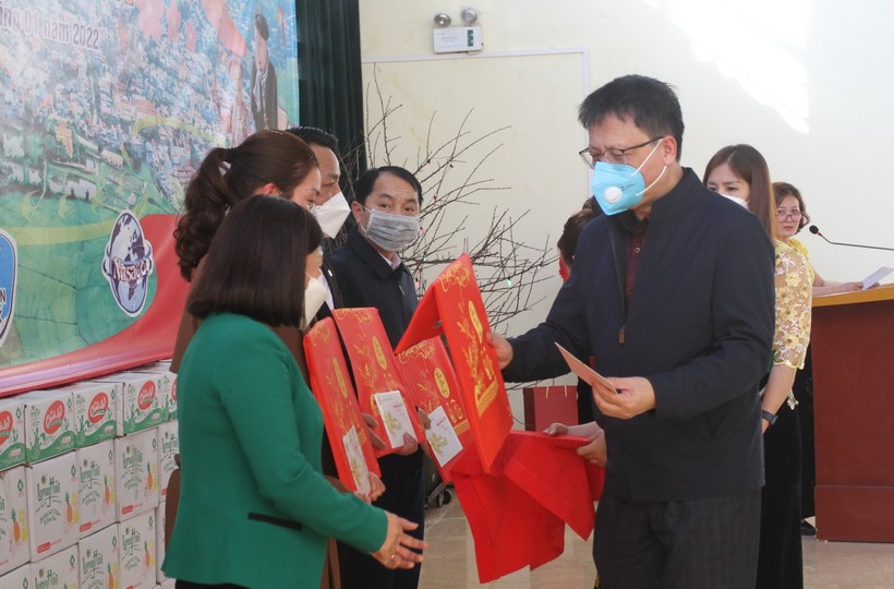 Chủ tịch Công đoàn Giáo dục Việt Nam Nguyễn Ngọc Ân tặng quà giáo viên có hoàn cảnh khó khăn trong chương trình Tết Sum vầy