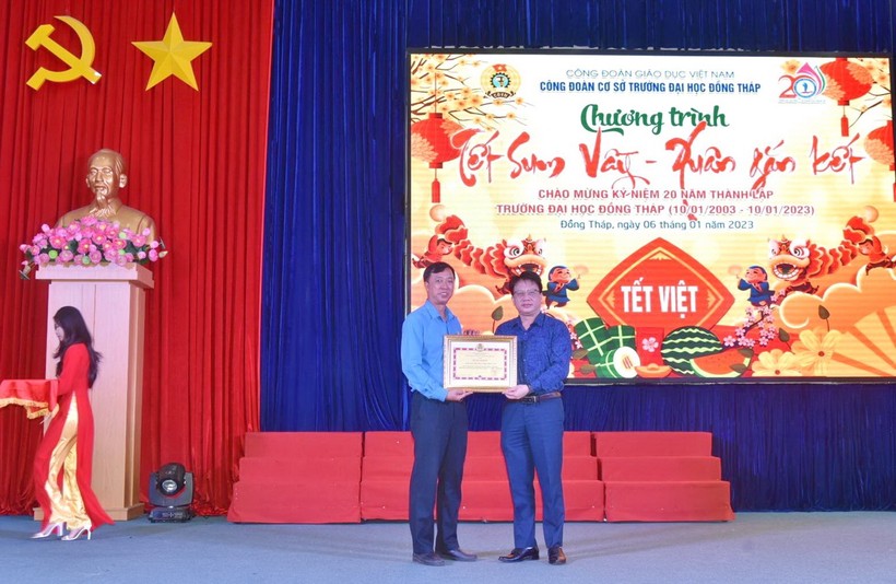 Công đoàn Giáo dục Việt Nam mang Tết sum vầy đến Đồng Tháp ảnh 1