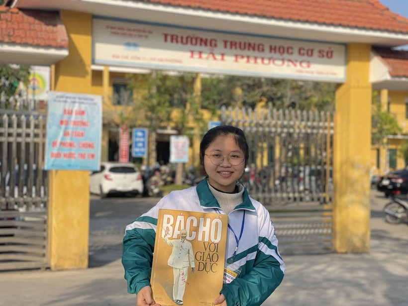 Em Phạm Ngọc Bích- học sinh Trường THCS Hải Phương yêu thích đọc những cuốn sách về Bác.