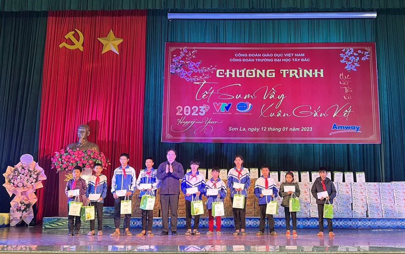 Công đoàn Giáo dục Việt Nam mang Tết sum vầy đến Tây Bắc ảnh 1