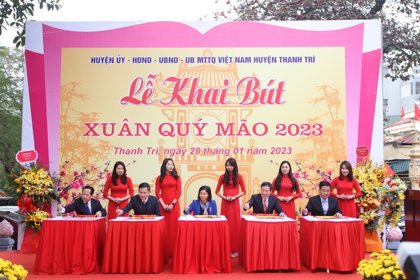 Lãnh đạo thành phố Hà Nội, Sở GD&T Hà Nội, huyện Thanh Trì thực hiện nghi thức khai bút đầu Xuân.