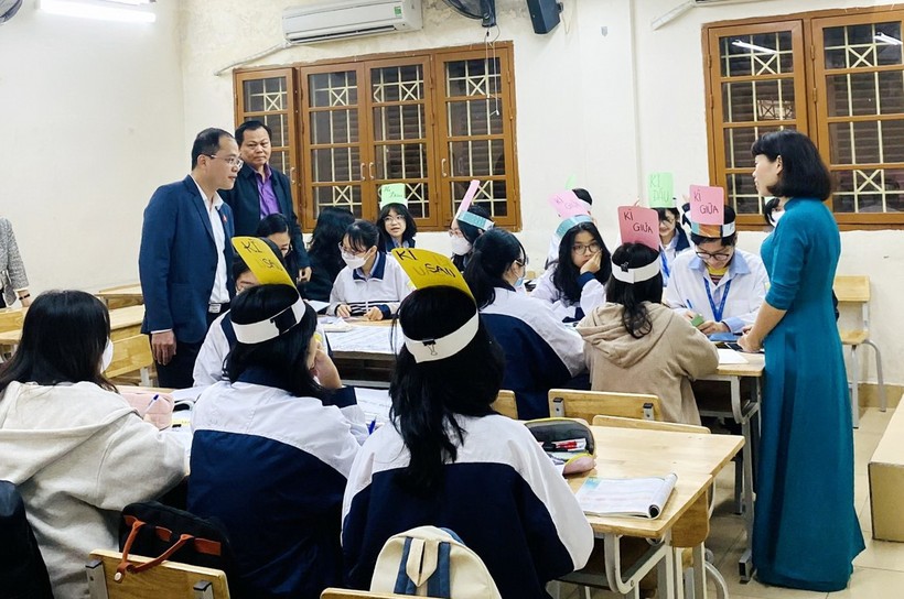 Đoàn giám sát của Ủy ban Thường vụ Quốc hội thăm lớp học và trao đổi với cô trò Trường THPT Kim Liên.