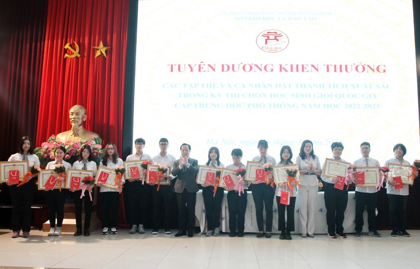 Hà Nội 'thưởng nóng' học sinh đoạt giải quốc gia 2023 ảnh 1