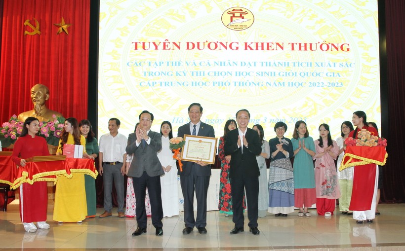 Hà Nội 'thưởng nóng' học sinh đoạt giải quốc gia 2023 ảnh 2