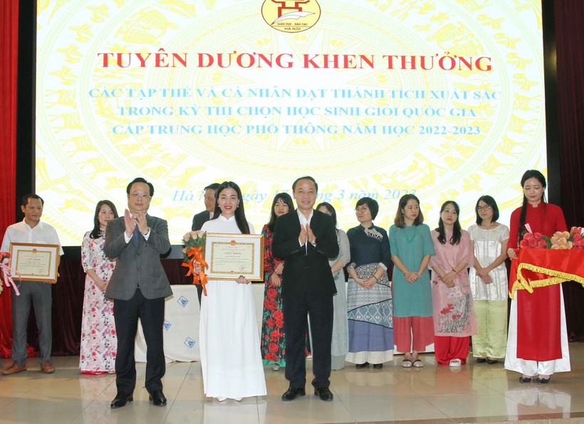 Hà Nội 'thưởng nóng' học sinh đoạt giải quốc gia 2023 ảnh 3
