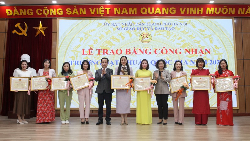 Giám đốc Sở GD&ĐT Hà Nội Trần Thế Cương trao bằng công nhận trường đạt chuẩn quốc gia năm 2022 cho các đơn vị.