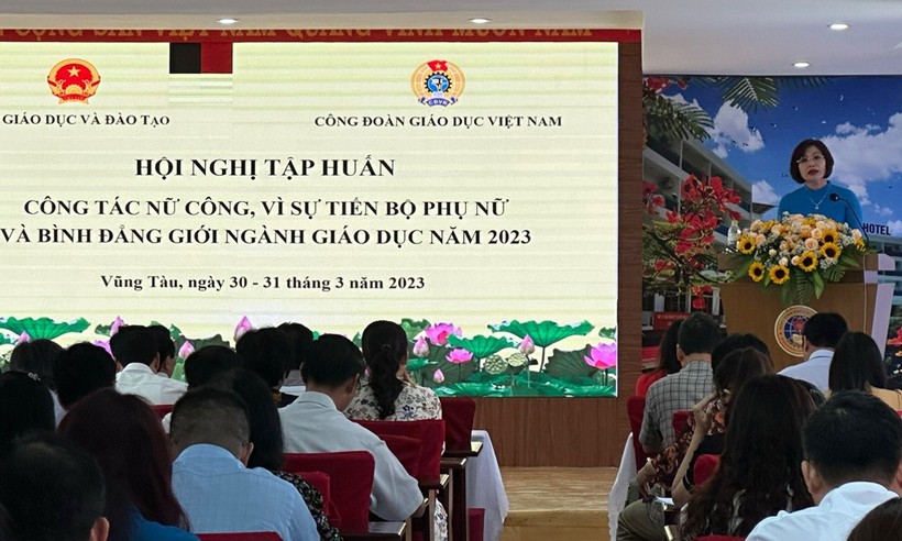 Bà Đặng Hoàng Anh- Phó Chủ tịch Công đoàn Giáo dục Việt Nam phát biểu khai mạc hội nghị.
