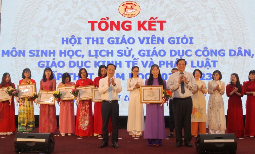 Giám đốc Sở GD&ĐT Hà Nội trao giải Nhất cho các giáo viên.