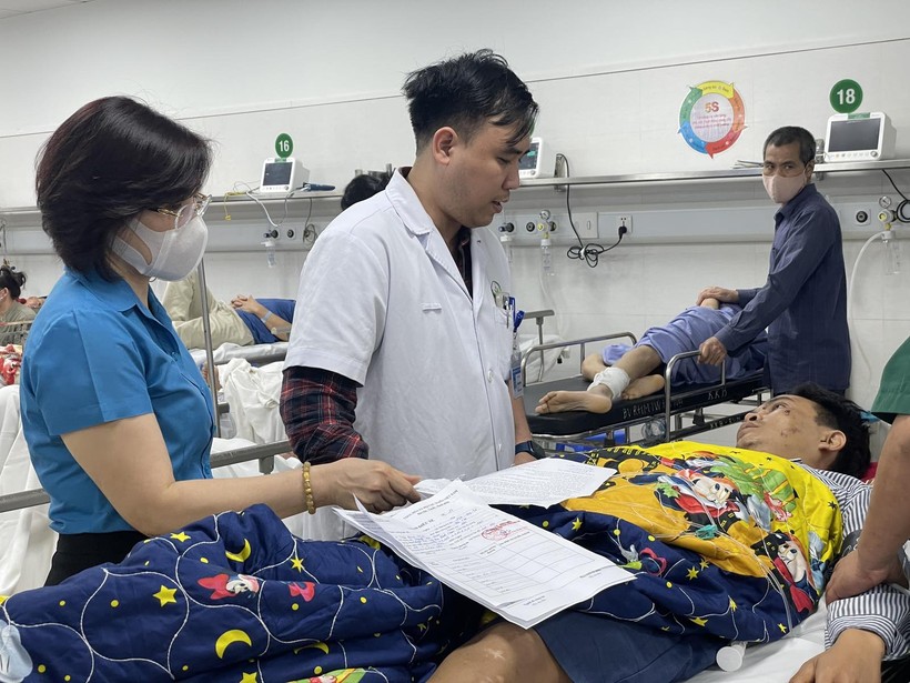 Lãnh đạo Công đoàn Giáo dục Việt Nam thăm hỏi thầy giáo gặp tai nạn.