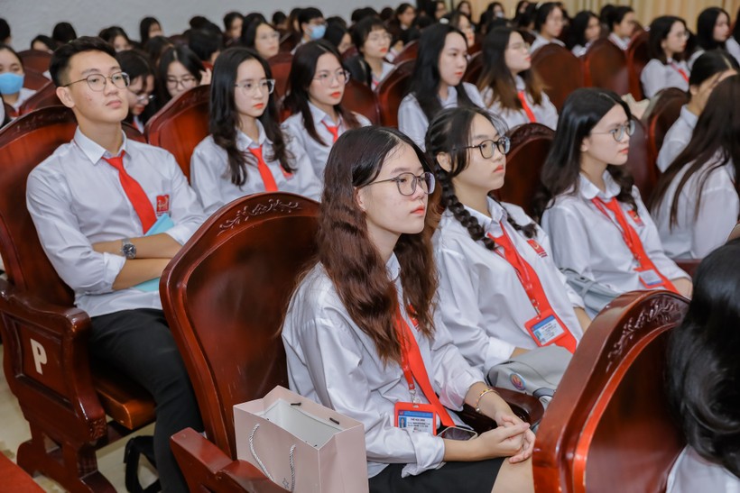 Tỉ lệ chọi vào trường THPT chuyên ở Hà Nội năm 2023 đều tăng ảnh 1