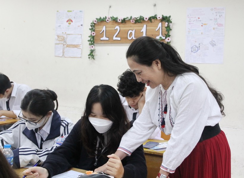 Trường THPT Lý Thường Kiệt thực hiện nhiều giải pháp chống trượt cho học sinh.