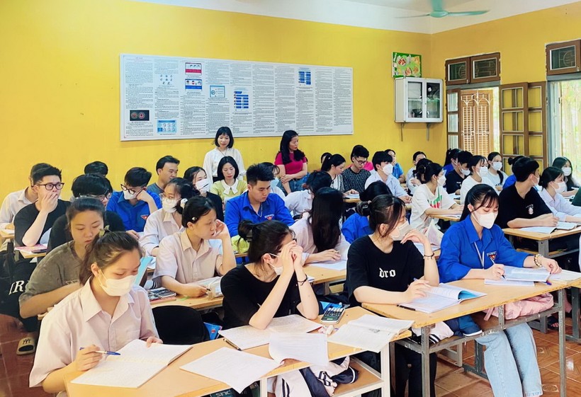 Học sinh Trường THPT Tân Sơn (Phú Thọ) ôn thi tốt nghiệp THPT 2023.