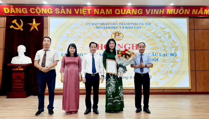 Lãnh đạo Sở GD&ĐT Hà Nội trao quyết định thành lập các câu lạc bộ.