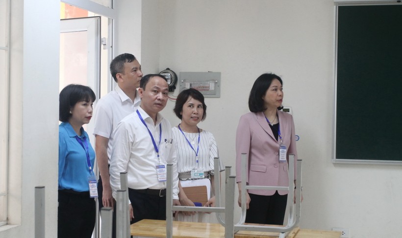 Ban chỉ đạo thi TP Hà Nội kiểm tra địa điểm thi tại Trường THCS Nguyễn Văn Huyên, huyện Hoài Đức.