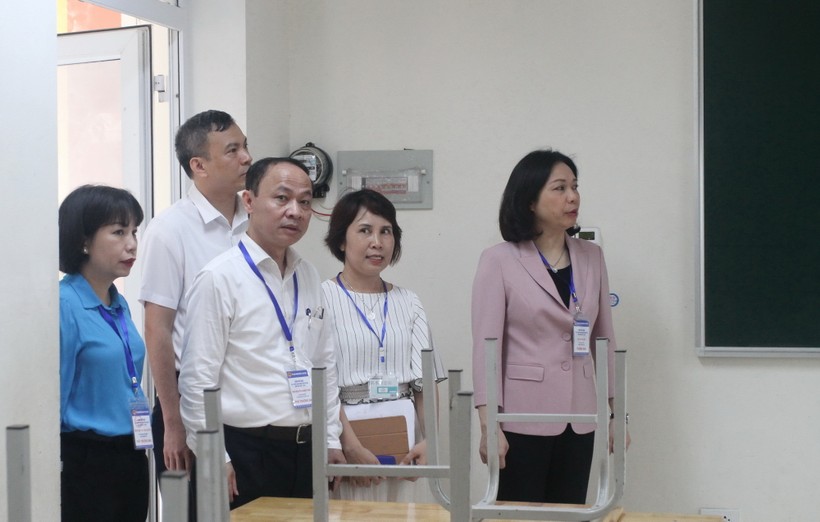 Ban chỉ đạo thi và tuyển sinh thành phố Hà Nội kiểm tra điều kiện cơ sở vật chất tại các điểm thi trong kỳ thi vào lớp 10.