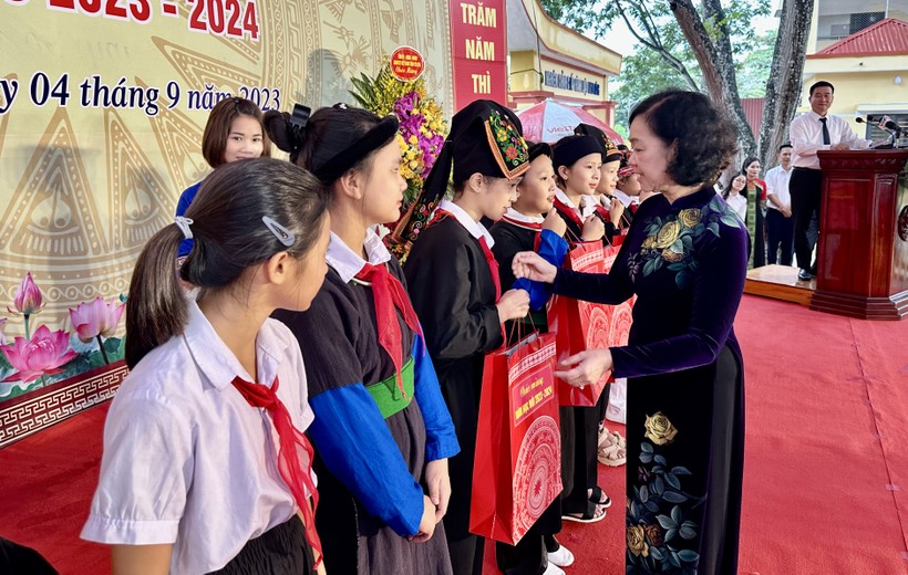 Bà Trương Thị Mai tặng quà cho học sinh Trường PTDTNT THCS huyện Văn Yên.