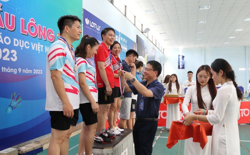 Chủ tịch Công đoàn Giáo dục Việt Nam Nguyễn Ngọc Ân trao giải cho các vận động viên. ảnh 2