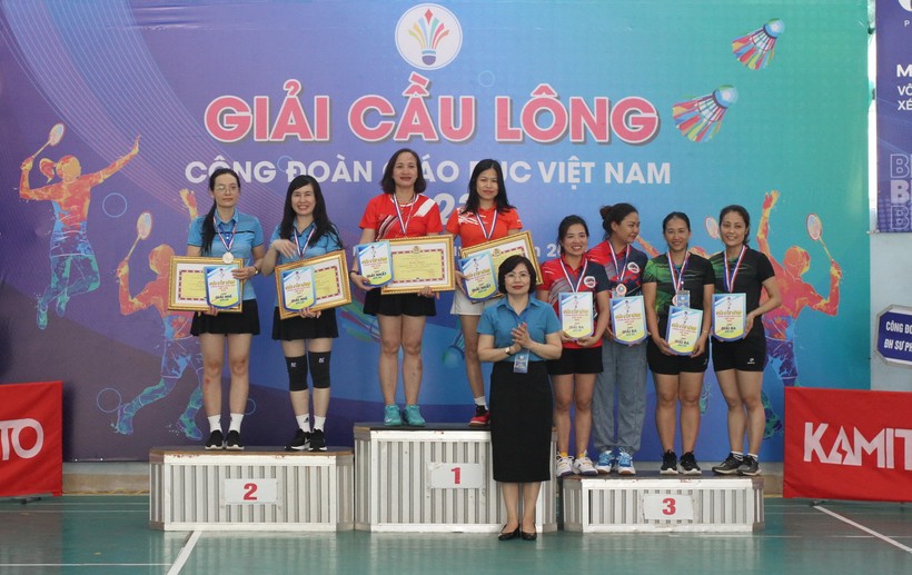 Phó Chủ tịch Công đoàn Giáo dục Việt Nam Đặng Hoàng Anh trao giải cho các vận động viên đoạt giải nội dung đôi nữ. ảnh 3